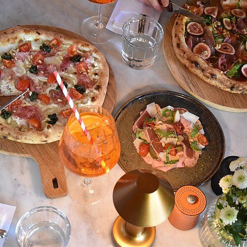 Genießt die Frische des Frühlings mit köstlichen Pizzen und mediterranen Gerichten in unserem Restaurant Gardone am...